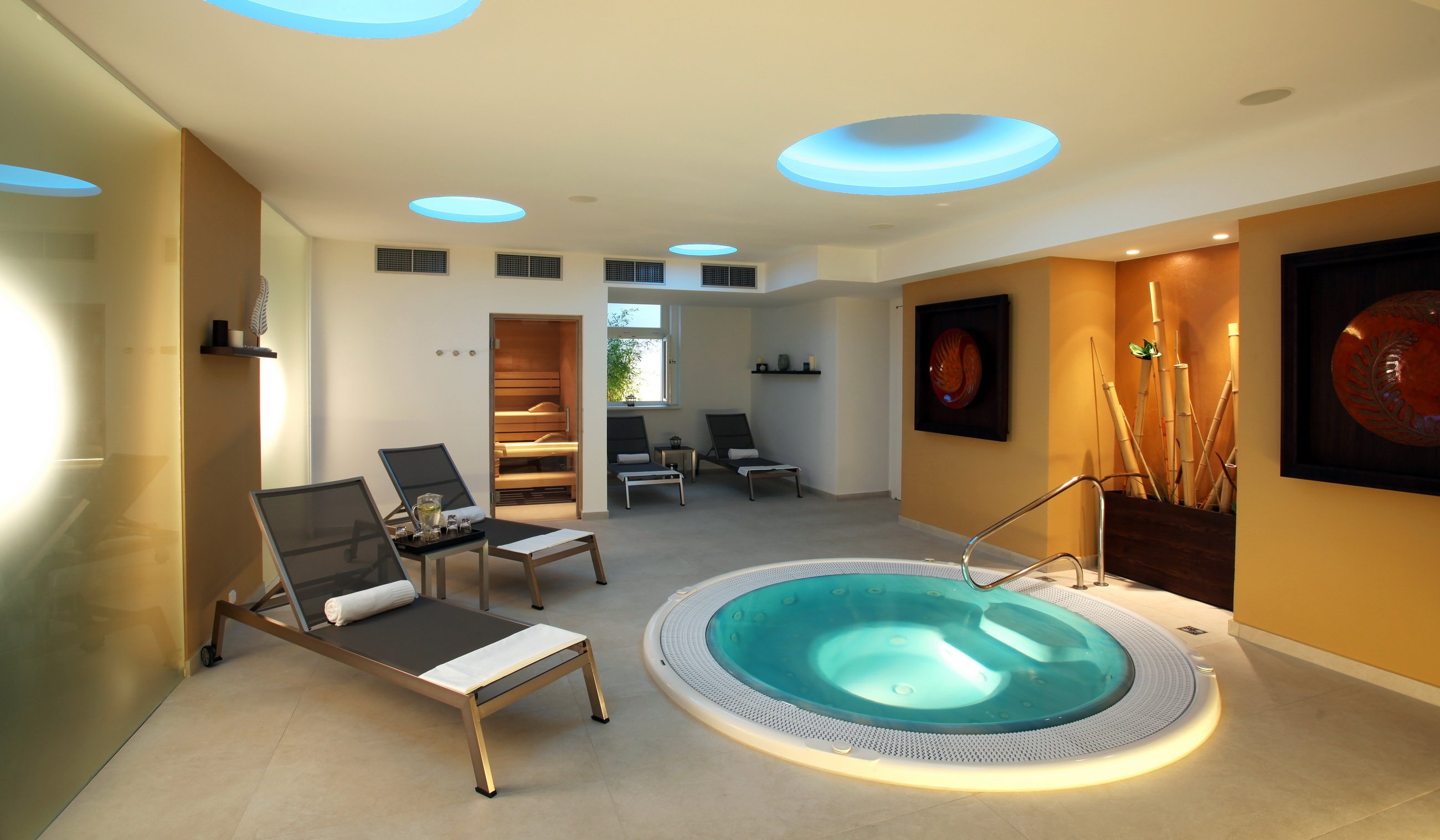 [Jacuzzi a sauna]